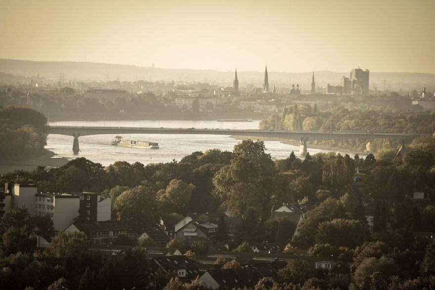 Panoramę Bonn z mostem Ruhr.