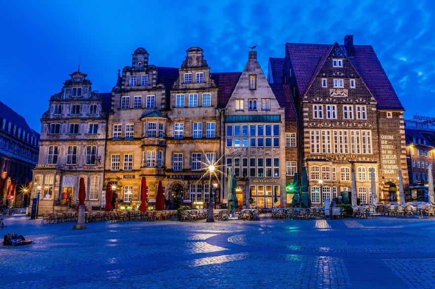 Place du marché de Brême la nuit.