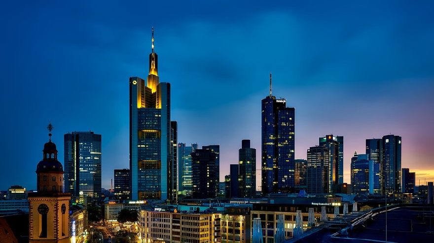 Frankfurter skyline in der dämmerung.