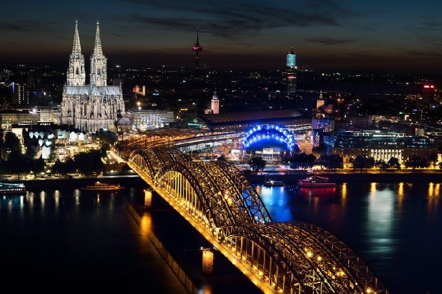 Kölner Dom sowie die Skyline von Köln.